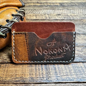 Cartera minimalista de cuero con forma de guante de béisbol y logotipo de Nokona - Regalos para él - Estuche para tarjetas - MLB - Nokona - Tarjetero - Cuero Horween