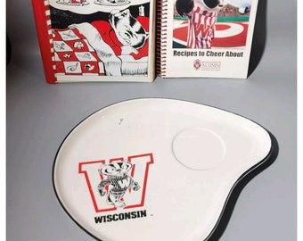 Zwei Wisconsin Badgers Kochbücher mit einem Vintage Teller Century Japan
