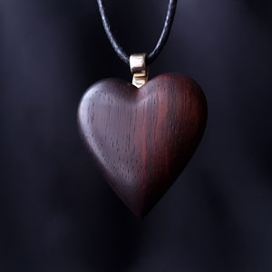 Ebenholz Herz. Einzigartiger von Hand geschnitzter Makassar Ebenholz Holz Talisman. Herz Anhänger aus Holz. Auf Bestellung.