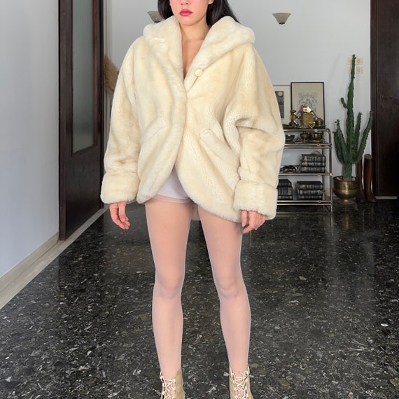 Vintage Cream White Faux Fur Coat Loose and Round… - image 1