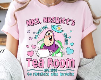Camiseta de Disney Pixar Toy Story Buzz Lightyear Mrs. Nesbitt Tea Room, Camiseta de regalo de cumpleaños, Camisetas a juego para la familia Disney, Conjuntos para Disneyland