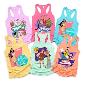 Puede incluir: Seis camisetas sin mangas de corredor coloridas con personajes de Disney y el logotipo "runDisney". Cada camiseta tiene un diseño diferente, con personajes de "Hércules", "Pocahontas" y "El Emperador y sus locuras", con texto de carreras virtuales.