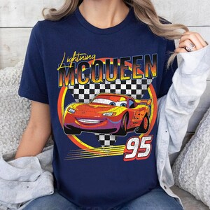 ディズニー・ピクサー カーズ ライトニング・マックィーン ヴィンテージ レース Tシャツ、ディズニーランド旅行用Tシャツ、ディズニーファミリーお揃いシャツ、ディズニーランド旅行用衣装 画像 2