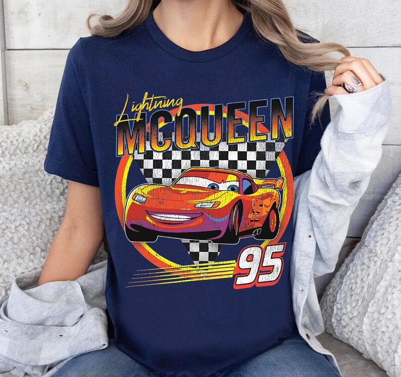 ディズニー・ピクサー カーズ ライトニング・マックィーン ヴィンテージ レース Tシャツ、ディズニーランド旅行用Tシャツ、ディズニーファミリーお揃いシャツ、ディズニーランド旅行用衣装 画像 2