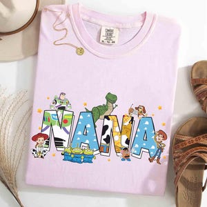 Camiseta personalizada com nome da Toy Story, camiseta personalizada da Disney Pixar Toy Story com Buzz, Woody e Jessie Rex, camiseta para pais e mães, camiseta infantil personalizada com nome. imagem 4