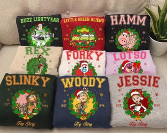 Disney Toy Story Charaktere Est 1995 Weihnachtskranz Lichter Shirt, Toy Story Weihnachten Sweatshirt, Disneyland Weihnachten Passende Familien Shirts