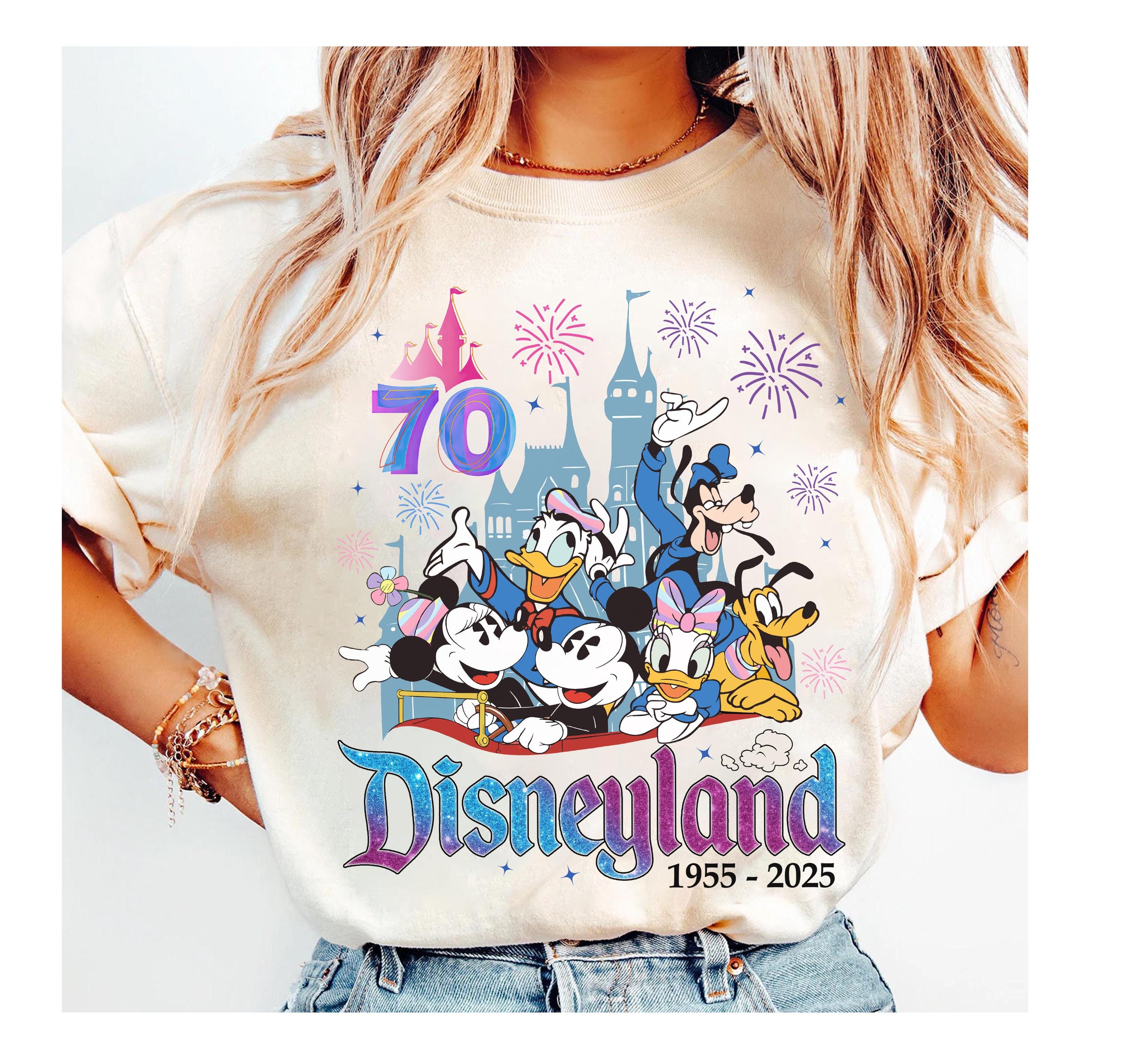 ディズニーランド　70周年　シャツ ディズニーランド70周年記念 1955-2025 シャツ、ミッキーと仲間たちの