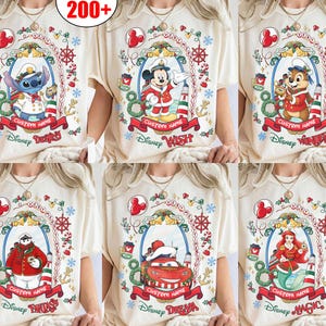 Puede incluir: Una camiseta de color crema con seis diseños diferentes de personajes de Disney en marcos náuticos navideños. Cada gráfico incluye un personaje con uniforme de capitán, una banda roja con el texto CUSTOM NAME y el nombre del barco debajo, como Disney Destiny, Wish, Winter, Fantasy, Dream o Magic.