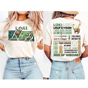 Peut inclure: Un t-shirt couleur crème avec un graphisme frontal portant le texte LOKI et une illustration dans les tons verts. Le dos affiche le texte LOKI LAUFEYSON, I HAVE BEEN FALLING FOR 30 MINUTES, YOU KNEEL BEFORE ME, YOUR SAVIOR IS HERE, SAY MY NAME, ET GOD OF MISCHIEF.