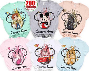 ディズニーキャラクター全種類がプリントされたお城柄のTシャツ、ミッキー＆フレンズ、トイ・ストーリー、モンスターズ・インク、スター・ウォーズ、マーベルのお城柄Tシャツ、ディズニーランド旅行Tシャツ