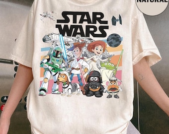 ディズニー・ピクサー・トイ・ストーリー・スター・ウォーズTシャツ、May The 4th Be With You Tシャツ、面白いピクサー・トイ・ストーリー・マッシュアップ・バズ・ライトイヤー・ウッディ・ジェシー・スリンキー・ドッグTシャツ