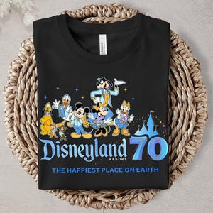 Camiseta del 70.º aniversario de Disneyland, Camiseta de Mickey y sus amigos: 70 años de magia, Camiseta del lugar más feliz del mundo, Camiseta para viajar a Disneyland