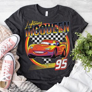 ディズニー・ピクサー カーズ ライトニング・マックィーン ヴィンテージ レース Tシャツ、ディズニーランド旅行用Tシャツ、ディズニーファミリーお揃いシャツ、ディズニーランド旅行用衣装 画像 3