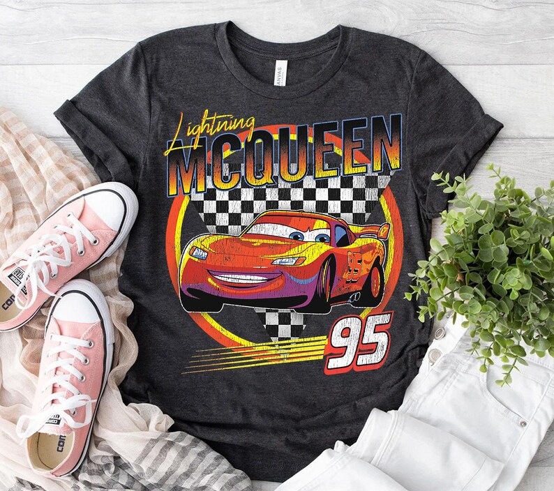 ディズニー・ピクサー カーズ ライトニング・マックィーン ヴィンテージ レース Tシャツ、ディズニーランド旅行用Tシャツ、ディズニーファミリーお揃いシャツ、ディズニーランド旅行用衣装 画像 3