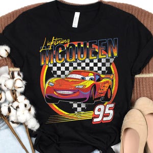 ディズニー・ピクサー カーズ ライトニング・マックィーン ヴィンテージ レース Tシャツ、ディズニーランド旅行用Tシャツ、ディズニーファミリーお揃いシャツ、ディズニーランド旅行用衣装 画像 1