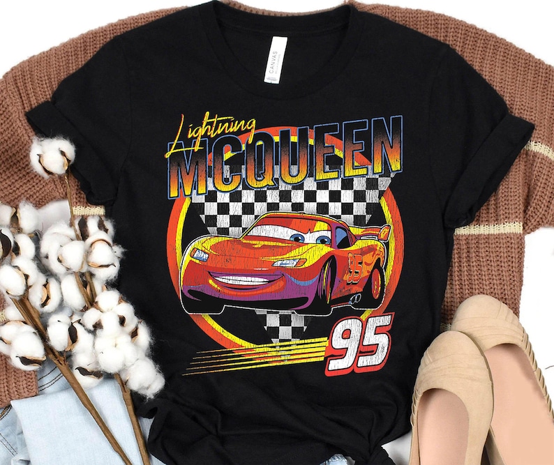 ディズニー・ピクサー カーズ ライトニング・マックィーン ヴィンテージ レース Tシャツ、ディズニーランド旅行用Tシャツ、ディズニーファミリーお揃いシャツ、ディズニーランド旅行用衣装 画像 1