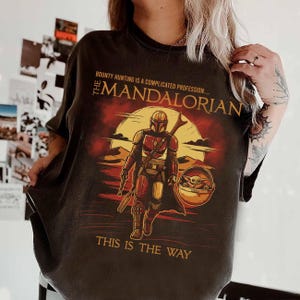 Camiseta de Star Wars: El Mandaloriano y Baby Yoda, camiseta de El Mandaloriano y Grogu, camisetas familiares a juego de Disneyland, camiseta a juego de El Mandaloriano imagen 1