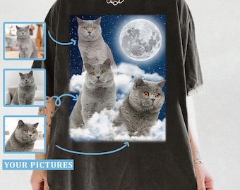 Pode incluir: Uma t-shirt cinza-carvão com uma estampa gráfica de três gatos cinzentos entre nuvens brancas num céu noturno azul escuro estrelado com lua cheia. À esquerda, três pequenas caixas mostram fotos individuais de gatos com YOUR PICTURES.