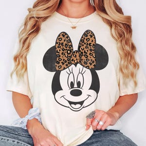 ディズニー ミッキー＆フレンズ ミニーマウス レオパードリボン ポートレート Tシャツ、ディズニーランド ファミリーお揃いシャツ、ディズニー バースデー スクワッド シャツ
