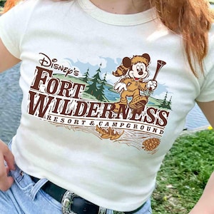 Camiseta de Disney&#39;s Fort Wilderness Resort & Campground, camiseta de Mickey y sus amigos de Fort Wilderness Happy Camper, camiseta vintage de Disney World de los 90
