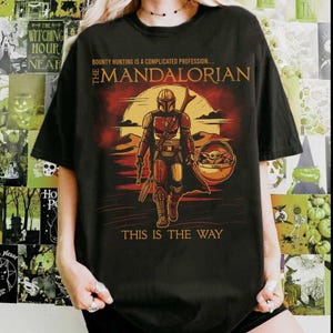 Camiseta de Star Wars: El Mandaloriano y Baby Yoda, camiseta de El Mandaloriano y Grogu, camisetas familiares a juego de Disneyland, camiseta a juego de El Mandaloriano imagen 2