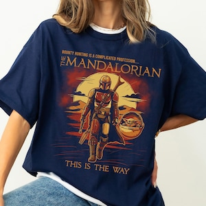 Camiseta de Star Wars: El Mandaloriano y Baby Yoda, camiseta de El Mandaloriano y Grogu, camisetas familiares a juego de Disneyland, camiseta a juego de El Mandaloriano imagen 3