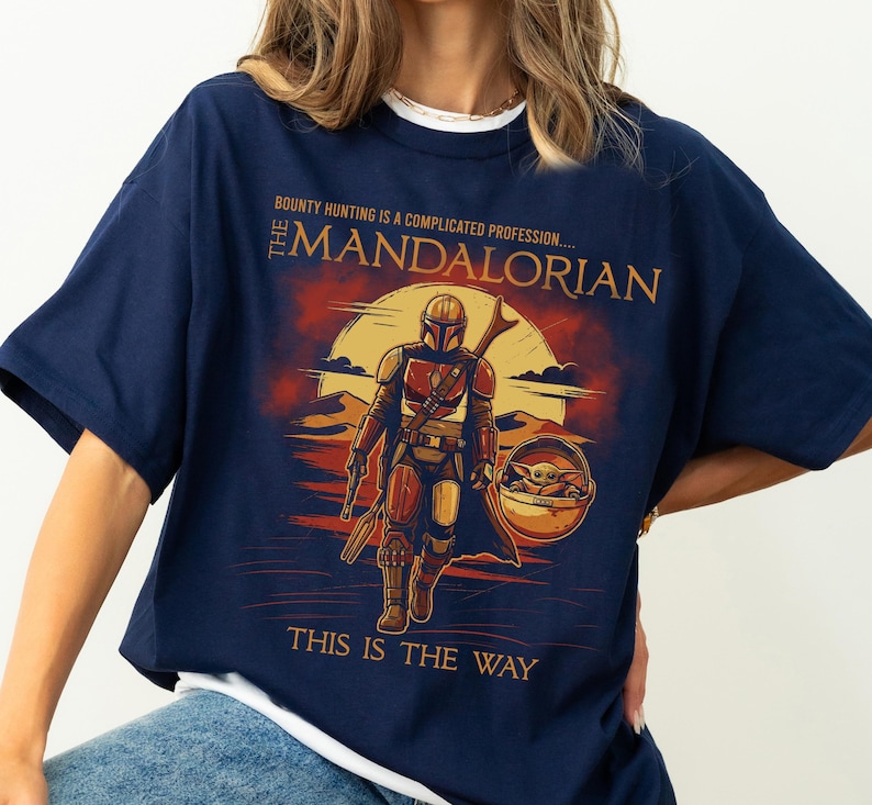 Camiseta de Star Wars: El Mandaloriano y Baby Yoda, camiseta de El Mandaloriano y Grogu, camisetas familiares a juego de Disneyland, camiseta a juego de El Mandaloriano imagen 3
