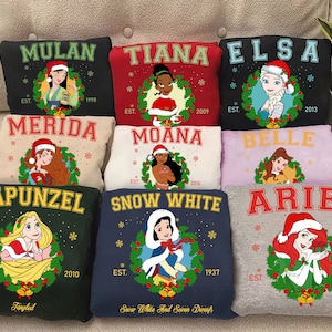 Disney Prinzessinnen Frohe Weihnachten Shirt, Disney Prinzessinnen Weihnachtskranz Lichter Tee, Ariel Schneewittchen Rapunzel Tiana Moana Aschenputtel Weihnachten