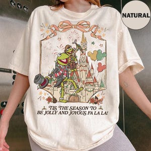 Camiseta de los Muppets con villancico, la rana Gustavo y el pequeño Tim. Es la época de la alegría y la felicidad. Regalo de la fiesta navideña de Disney Mickey.