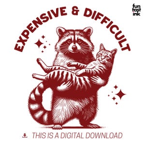 Può includere: Un'illustrazione rossa di un procione che tiene un gatto tra le braccia. Il procione e il gatto stanno entrambi guardando lo spettatore. Il testo "Expensive & Difficult" è scritto in rosso, in un font stilizzato intorno agli animali. Il testo "This is a digital download" è scritto in rosso nella parte inferiore dell'immagine.