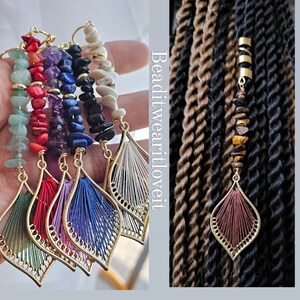 Op de afbeelding: Een set van zes kralen haarbandjes met een gouden bladbedel. Elk haarbandje heeft een andere kleur kralen en een gouden bladbedel. De haarbandjes worden getoond op een witte achtergrond. Beaditwearitloveit.