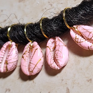 5pcs rosa e oro stampato naturale Cowrie Shell Hair Rings, Dread Beads, Braid Rings, Loc gioielli, Dreadlock Rings, Boho Hair Accessories
