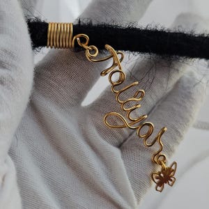 Gepersonaliseerde haarring loc-sieraden, aangepaste bungelende haarkraal met vlinderbedel
