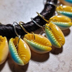 5pcs giallo e blu naturale Cowrie Shell anelli per capelli, anelli per capelli Dread, anelli a treccia, gioielli Loc, anelli Dreadlock, accessori per capelli Boho