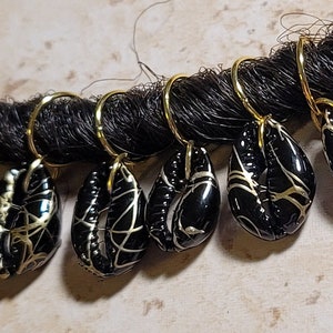 5 pezzi anelli per capelli in conchiglia di ciprea naturale stampati in nero e oro, perline per dreadlock, anelli per trecce, gioielli per dreadlock, accessori per capelli boho