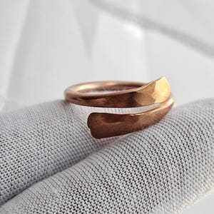 Öppen manschettring i koppar, Tjocka, bara kopparringar med hamrade ändar, Knogring i koppar, Hamrad ring, Justerbar ring med trådlindning