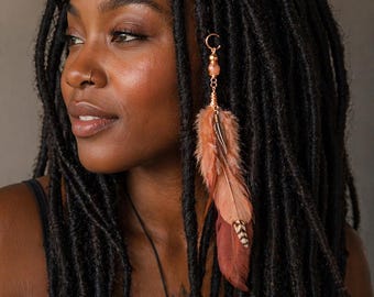 Zarte Kupfer Göttin Feder Haarring, Pfirsich Mondstein & Kupfer Kristall Lo Schmuck. Dreadlock Feder Haarschmuck
