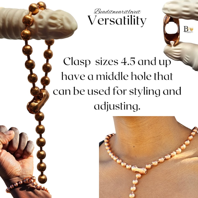 Op de afbeelding: Een gouden metalen ketting met een sluiting die een gat in het midden heeft. De tekst "Beaditwearitloveit Versatility" en "Clasp sizes 4.5 and up have a middle hole that can be used for styling and adjusting." is zichtbaar in de afbeelding.