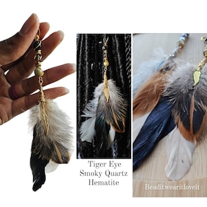 以下が含まれることがあります： 羽根、タイガーアイ、スモーキークォーツ、ヘマタイトビーズが付いたヘアラップ。画像には「Beaditwearitloveit」というテキストが表示されています。