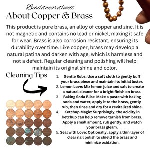Op de afbeelding: Een close-up van een koperen en messing ketting met een gouden afwerking. De ketting is gemaakt van kleine, ronde kralen. De afbeelding bevat tekst over de eigenschappen van koper en messing, evenals reinigingstips voor de sieraden.