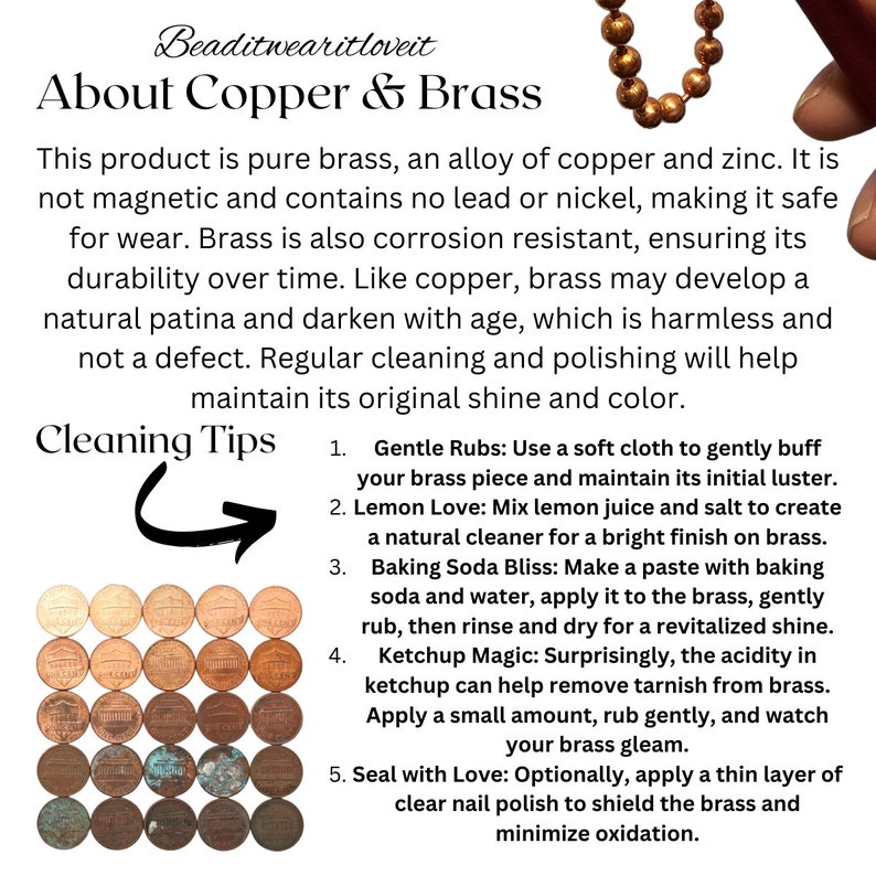 Op de afbeelding: Een close-up van een koperen en messing ketting met een gouden afwerking. De ketting is gemaakt van kleine, ronde kralen. De afbeelding bevat tekst over de eigenschappen van koper en messing, evenals reinigingstips voor de sieraden.