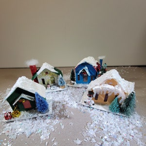 4 pequeñas casas de Putz hechas en Japón, casas de cartón decoradas para Navidad, pueblo