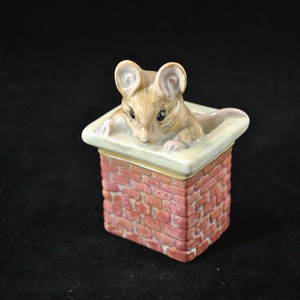 Albert Beswick &quot;Tom Thumb&quot; Beatrix Potter Small Figurine, mouse in a chimney, A Tale of Two Bad Mice