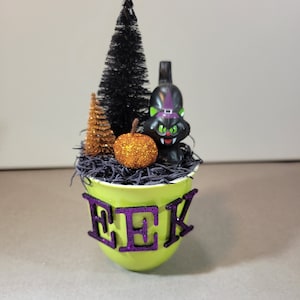 ¡Ay! Viñeta en miniatura de Halloween, silbato vintage de gato negro con calabaza y árboles, decoración otoñal para el hogar