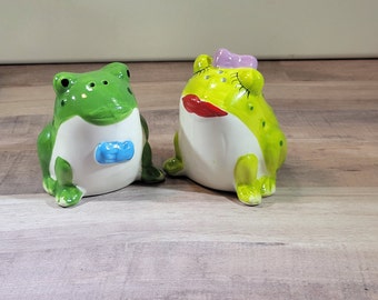 Funny boy and girl green frogs with salt and pepper shakers, collectible, vintage, whimsical