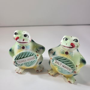 Vintage Enesco frogs salt and pepper shakers, collectible, whimsical