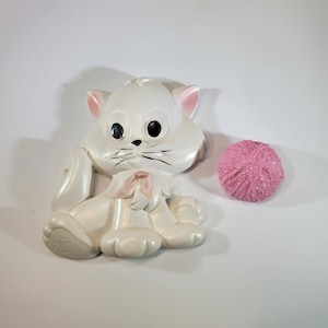 1980&#39;s Miller chalkware white kitten and pink yarn ball wall plaque, fun home decor