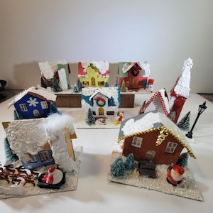 Selección de casas Sparkling Putz fabricadas en Japón, casas de cartón decoradas para Navidad, pueblo