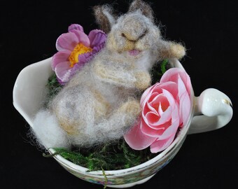 Conejito de fieltro con aguja y flores en una jarra de crema con motivos florales vintage, decoración de Pascua, cerámica, vintage, decoración de primavera