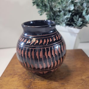 Navajo art pottery ceramic vase, black etched geometric pattern, handcrafted and signed by Bennie W. Lee